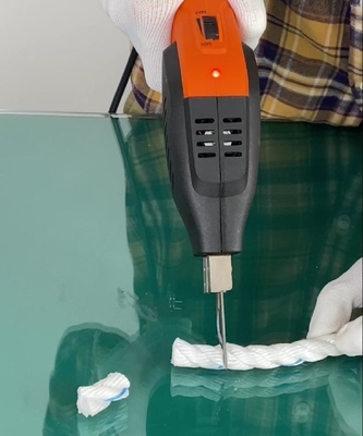 손은 전기인 뜨거운 로프 의류 원단 커터를 냉각시키는 공기를 잡았습니다