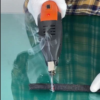 손은 전기인 뜨거운 로프 의류 원단 커터를 냉각시키는 공기를 잡았습니다